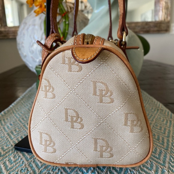 🌺Dooney & Bourke Signature Logo Purse & Wallet Set (Tan) w/Silver Hardware. - Picture 5 of 14
